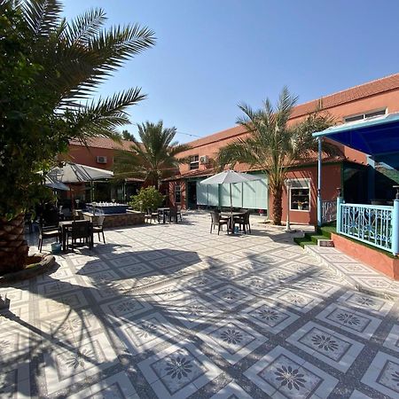 فندق ادوماتو Adomato Hotel Dawmat al-Jandal Bagian luar foto